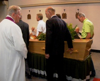 Uitgeleide van Chris onder het zingen van het In Paradisum...